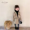 Outono bebê menina moda 2 peças conjuntos estilo coreano trench terno casaco + saia cáqui xadrez retalhos meninas jaquetas