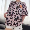 犬の親子マッチ服の家族服ヒョウ夏夏の小さなミディアムペット猫パーカーシャツパジャマ女性男性T200710