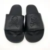 Kvinnors sommarpar ko läder sandaler svart skalle designer tofflor kvinnor glider inomhus hem skor flip-flops stor storlek 45 x1020