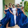 2021 Königsblaue Brautjungfernkleider, schulterfrei, Satin, Seitenschlitz, bodenlang, maßgeschneidertes Trauzeugin-Kleid, afrikanische Landhochzeitskleidung