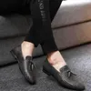 Ny mode manliga loafers pekade tå Business Stickning Casual Andningsbar PU Gummi Sole Flat Bröllopsklänning Skor Storlek 37-48