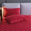 Bonenjoy 1 PC Flannel Quilted Cama Sets Conjuntos Vermelho Cor Quente Engrenagem Capa Capa Para O Inverno Coral Fleece Colchão Capa Rei 201218