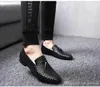 Ny mode manliga loafers pekade tå Business Stickning Casual Andningsbar PU Gummi Sole Flat Bröllopsklänning Skor Storlek 37-48