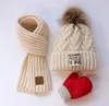 Trois pièces Boy039s et Girl039s écharpe chapeau gants ensemble hiver chaud ensemble nouveau mignon couleur unie pompon bonnet chapeau écharpes chaud Kn9361843