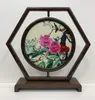 Traditioneel Chinese Decor Thuis Accessoires Tafel Decoraties Bureau Bureau Ornamenten Zijde Hand Borduurwerk Werk Weng Houten Frame Huwelijksgeschenk