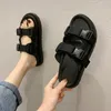 mit kleinen süßen Wind 2020 Plateausandalen Web Celebrity Peep-Toe-Schnallen ein Wort weibliche Gezeiten flache Plateauschuhe X1020