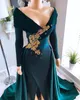 Hunter Green 2021 Prom Kleider elegant vom Schulterkristall Veet Langarm vorne Schlitz Satin Sweep Zug Abendkleider Vestido