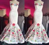 2022 Vintage messicano ricamato abito da sposa Chic raso bianco Sweetheart Top corsetto indietro abiti formali per la sposa222Q