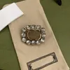 Luksusowy projektant biżuterii brooth brooth słynne litera Diamond Wysoka jakość ozdoby męskie kobiety ubierają ozdoby odzieżowe 278J