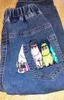 1-6 jaar jongens jeans lente en herfst nieuwe persoonlijkheid pocket kinderbroek kleine jongens cartoon casual broek gescheurd broek G1220