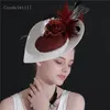 ケチなブリム帽子女性ゴージャスなビッグミリネリーキャップウェディングレディース魅惑的な帽子帽子フラワーハンドメイドヘアピンベールブライドフェドーライベント1
