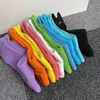 Femmes Mode Hommes Chaussettes Arc-En-Ciel Haute Qualité Lettre Respirant Coton Sport En Gros Plusieurs Couleurs Bas Envoyés Au Hasard Universel