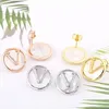 Europe Amérique Mode Style Lady Femmes Titane Acier Blanc Nacre V Initiales Boucles D'oreilles Rondes 3 Couleurs