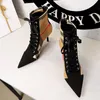 2021 Lyxiga kvinnor 8cm Tunna Högklackar Stiletto Stövlar Pekade Toe Ankel Boots Designer Nattklubb Lace Up Gothic Party Shoes