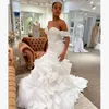 Gorgeous Plus Size Mermaid Organza Bröllopsklänningar Brudklänningar Domstol Tåg Av Axel Beaded Tiered Ruffles Robe de Mariée Andra reception Klänningar