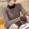 Kvinnors Tröjor Neploe Striped För Kvinnor Halv Hög Hög Krage Patchwork Lace Pullovers Slim Fit Koreansk Strikkad Chic Jumper 2021 Full Femme