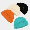 FS Trendy Pin Decoratie Versleten Gat Ontwerp Korte Rand Mutsen Winter Gebreide Mutsen Hip Hop Muts Voor Dames Heren Oranje Slouch Cap5480100