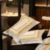 豪華なシックなゴールド刺繍布団カバーセットプレミアムホテルホワイトエジプトの綿ソフトベッドベッドシートセットクイーンキングサイズ4PCS T200706
