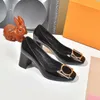 Donne Madeleine Pump Fashion High Low Block Tacco Tacco Red Bottom Secchi quadrati Pompe di punta triple Mocassini in pelle nera Signora Scarpe da sposa signora