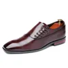 Mężczyzny skórzane buty Nowy styl Sukienki formalne buty ślubne czerwone wino w stylu brytyjski biuro biznesowe koronkowe skórzane mokasyny Y200420