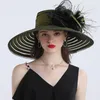 Elegante vrouwen veren bloem gestreepte Kentucky derby hoed 16 cm brede runskerke Kerkjurk Sun Hat Lady Summer Beach Party trouwhoed Y21708073