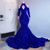 2023 Abiti da sera sexy indossano paillettes di cristallo di velluto blu reale maniche lunghe abiti da ballo a sirena paillettes elegante abito da donna con spalle scoperte