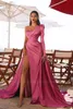 Elegant arabisk rosa röd en axel prom klänningar en linje älskling sexig hög sida split afton kappor lång robe de soriee