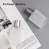 30 50ml Matowe przezroczyste szkło Butelka perfum w sprayu Szklana płaska kwadratowa Atomizer Opryskiwacz Butelki wielokrotnego użytku Puste