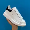 Mode Hommes Chaussures Designer Femmes En Cuir À Lacets Plate-Forme Semelle Surdimensionnée Baskets Blanc Noir Hommes Femmes Luxe Velours Daim Casual Chaussures 35-45 mkjmkj000003