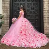 الوردي 3D appliqued الديكور الكرة بثوب فساتين Quinceanera قبالة الكتف الرقبة مطرز الحلو 16 اللباس الاجتياح قطار تول حفلة تنكرية فساتين