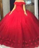 Affascinante scollo con spalle scoperte Fiori 3D sparsi Orlo Tulle rosso Molto gonfio Quinceanera Anos Abito da ballo Abito militare Abito da debuttante