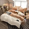 Ensemble de literie d'hiver Crystal Velvet Flanelle Épissage couvret Couvrette jaune chaude couchette couchette de lit de lit de lit d'oreiller Queen King T200706