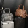 Avstånd kvinnor män resväska storkapacitet pu handgjorda fattiga bagage mode präglade sport gym väskor