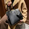 Designer- Höst och Vinter Stor kapacitet Tygväska Ny Mode Textur Portable Women's Designer Shoulder Travel Messenger Bag