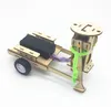 Pequeño hombre tira del coche tecnología eléctrica pequeño invento DIY material estudiante ciencia rompecabezas modelo experimental juguete.