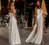 Sexy Spaghettiträger Strand Chiffon Satin Brautkleider 2021 V-Ausschnitt Double High Split Einfaches Boho Hochzeitskleid bodenlang