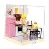1:24 Trä Dollhouse Miniatyrer DIY Kitchen Kit med dammskydd LED Light LJ201126