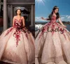 Pretty Rose Gold and Red Lace Quince Dresses 2023 Sweetheart Lace-up Corset Top Sparkly paljetter Applique Quinceanera klänningar