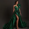 Sexy Ciemnozielony Linia Prom Dresses One Ramię V Neck Party Dress Satin Ruffles Plds Drapowane Długość podłogi High Side Split Formalna Suknia Wieczorowa