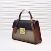 Luxurys Designers Borse 2021 Spalla di alta qualità Moda donna Vera pelle Dorata Hardware Lock Messenger Borsa a tracolla La281L