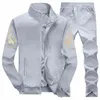 chaqueta de traje gris pantalones negros