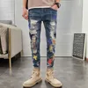 Jeans da uomo alla moda in stile coreano Jeans strappati con toppe ricamate Pantaloni a matita elasticizzati Streetwear Jeans hip-hop elastici da uomo