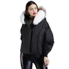 Inverno feminino curto fofo 90% de pato branco Down Coat com colarinho de pêlo com capuz de colarinho de morcego à prova de vento bolsos grandes de jaqueta quente1 Guin22