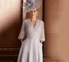 Elegant Silver Tea Längd Mor Bröllop Gästklänningar Puff Sleeves V Neck Ruched Pleat En Linje Chiffon Mor av Bride Dress Vestido de Madrinha Farsali