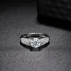 새로운 창조적 인 S925 실버 도금 플래티넘 도금 시뮬레이션 Moissanite 간단한 패션 여성 약혼 결혼식 다이아몬드 반지 선물