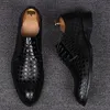 Formele lederen schoenen mannen jurk zakelijke schoenen mannelijke geometrische rode oxfords partij bruiloft casual heren flats chaussure homme55