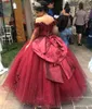 فساتين داكنة حمراء quinceanera قبالة الكتف تول ساتان الدانتيل زين الزهور المصنوعة يدويا القوس الحلو 16 حفلة عيد ميلاد الثوب v13