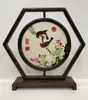 Traditioneel Chinese Decor Thuis Accessoires Tafel Decoraties Bureau Bureau Ornamenten Zijde Hand Borduurwerk Werk Weng Houten Frame Huwelijksgeschenk