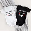 Baby jumpsuits rolig söt toddler spädbarn rompers outfits flickor pojke bodysuit papa mamma svart vit 20220224 Q2