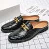 Metallknapp Luxury Mens Designer Krokodilmönster Tofflor Äkta Läder Mulor Svart Brun Slipper Mens Casual Slip-On Skor Storlek 38-47